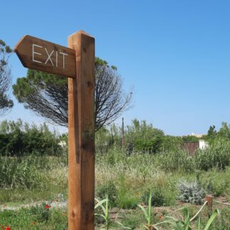 Poteau directionnel flèche en pin massif gravé pour l’aménagement extérieur des espaces publics