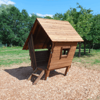 Cabane de jeu en bois pin classe 4 pour les enfants, installée en aménagement extérieur dans les espaces publics