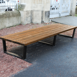 Banquette CONCERTO en bois pin classe 4 sans dossier pour aménagement extérieur dans les espaces publics