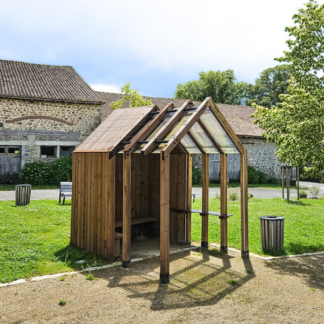 Abri voyageur en bois, conçu pour offrir un espace d’attente abrité dans les espaces publics et les zones de transport.