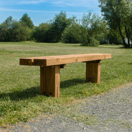 Banc sans dossier en bois pour aménagement extérieur dans les espaces publics