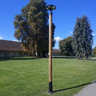 Candélabre solaire en bois, équipé d’un système d’éclairage autonome pour illuminer durablement les espaces extérieurs sans raccordement au réseau électrique.