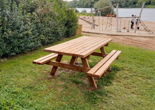 TABLE RUSTIQUE AVEC BANCS