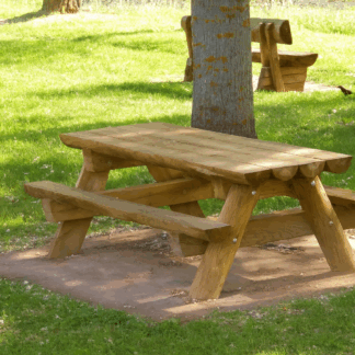 Table-bancs en bois pour aménagement extérieur dans les espaces publics