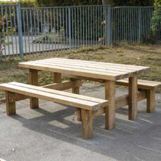 Table-bancs en bois pour aménagement extérieur dans les espaces publics