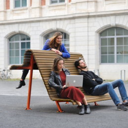 Banc SWELL en bois pin classe 4, pour aménager les espaces extérieurs avec un mobilier durable et pratique
