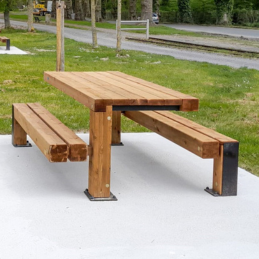 Table en bois et métal, conçue pour les aménagements extérieurs