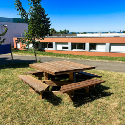 Table carrée avec 4 bancs en bois pin classe 4 pour aménagements extérieurs et espaces publics