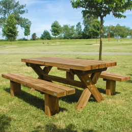 Table-bancs en bois pour aménagement extérieur dans les espaces publics