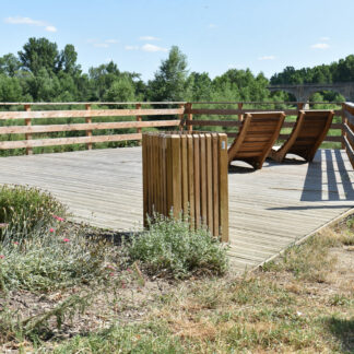 Corbeille carrée en bois pin classe 4, pour aménager les espaces extérieurs avec un mobilier durable et pratique