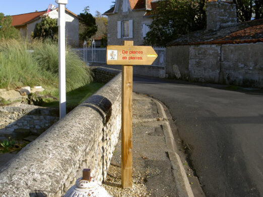 POTEAU DIRECTIONNEL FLECHE PIN MASSIF GRAVE