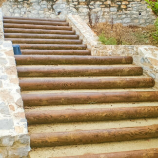 Marches d'escaliers demi-rondins en bois, conçues pour offrir une solution naturelle et durable pour les accès piétonniers dans les espaces extérieurs.