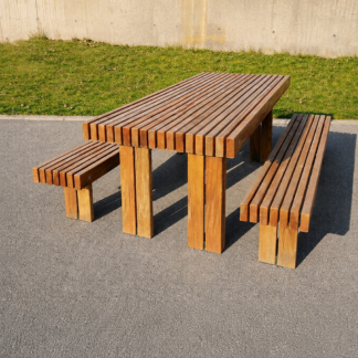 Table avec bancs en bois pin classe 4, mobilier urbain pour aménager les espaces extérieurs