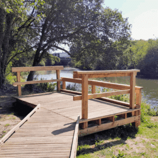 Ponton de pêche en bois pin classe 4 pour aménagement extérieur dans les espaces publics en zone naturelle
