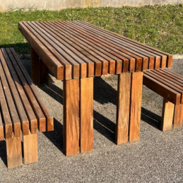 Table avec bancs en bois pin classe 4, mobilier urbain pour aménager les espaces extérieurs