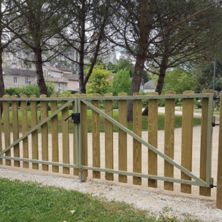 Portillon en bois avec sciages arrondis, conçu pour la délimitation des espaces publics et privés