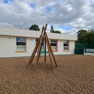 Structure en bois pin classe 4 pour l’aménagement extérieur des espaces publics et aires de jeux