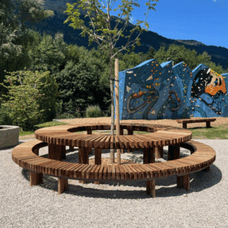 Table circulaire en bois pin classe 4 pour aménagement extérieur dans les espaces publics