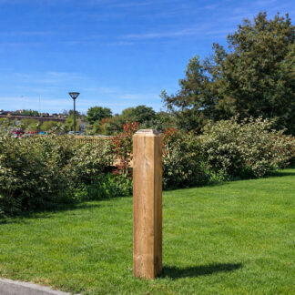 Borne de balisage solaire autonome en bois pin classe 4 pour aménagement extérieur