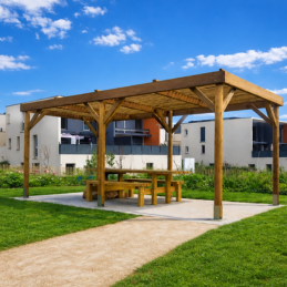 Pergola ombrière en bois avec appui rondin pour aménagement extérieur dans les espaces publics