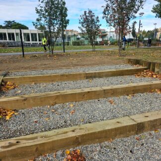 Marches d’escaliers en bois pour aménagement extérieur et accès dans les espaces publics
