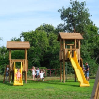 Ensemble HOUX avec pont de singe en bois pour aire de jeux et aménagement extérieur des espaces publics
